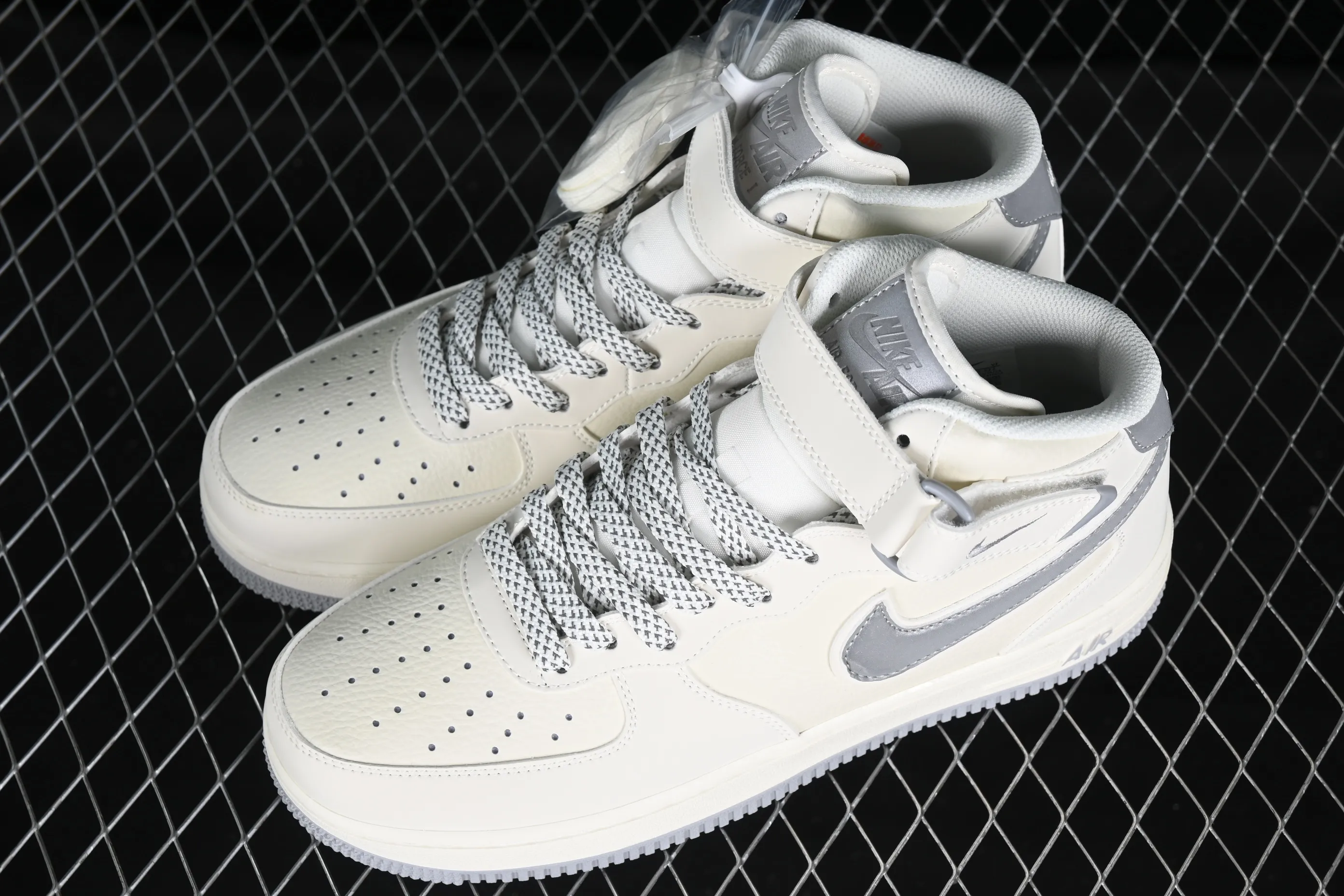 All categories Nk Air Force 1 Air Force series Nk Air Force 1 Mid Air Force mid-top Nk Air Force 1'07 Mid beige gray hook Starry Air Force One mid-top casual sneakers SH0235-522